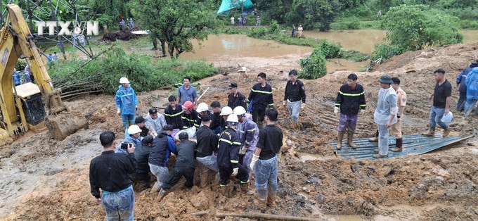 Cán bộ, chiến sỹ Công an tỉnh Hà Giang nỗ lực tìm kiếm nạn nhân mất tích trong vụ sạt lở nghiêm trọng. Ảnh: TTXVN phát vna_potal_vu_sat_lo_nghiem_trong_tai_ha_giang_huy_dong_toi_da_luc_luong_tim_kiem_nan_nhan_mat_tich_7624455.jpg