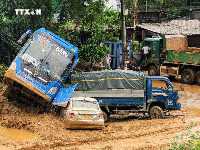 Công an tỉnh Hà Giang và các lực lượng chức năng khẩn trương trục vớt các xe ô tô trong vụ sạt lở nghiêm trọng. Ảnh: TTXVN phát vna_potal_vu_sat_lo_nghiem_trong_tai_ha_giang_huy_dong_toi_da_luc_luong_tim_kiem_nan_nhan_mat_tich_7624472.jpg
