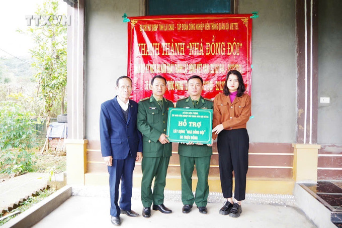 Bàn giao “Nhà đồng đội” tặng cho gia đình Thiếu tá Vàng Ngọc Tú, quân nhân đồn Biên phòng Ka Lăng, huyện Mường Tè, tỉnh Lai Châu. Ảnh: TTXVN phát vna_potal_lai_chau_ban_giao_“nha_dong_doi”_tang_quan_nhan_kho_khan_7744244.jpg