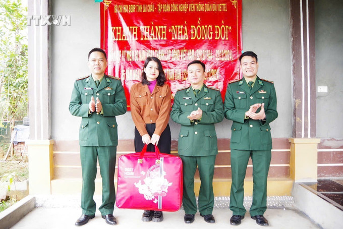 Bàn giao “Nhà đồng đội” tặng cho gia đình Thiếu tá Vàng Ngọc Tú, quân nhân đồn Biên phòng Ka Lăng, huyện Mường Tè, tỉnh Lai Châu. Ảnh: TTXVN phát vna_potal_lai_chau_ban_giao_“nha_dong_doi”_tang_quan_nhan_kho_khan_7744245.jpg