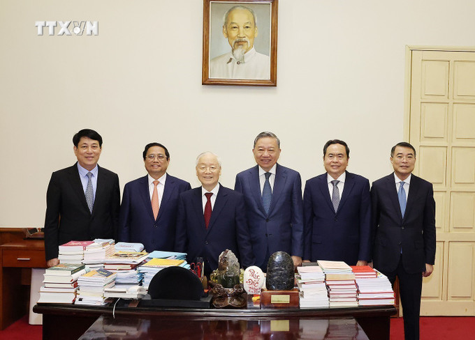 Tổng Bí thư Nguyễn Phú Trọng cùng các đồng chí lãnh đạo chủ chốt dự cuộc họp. Ảnh: Trí Dũng - TTXVN vna_potal_tong_bi_thu_nguyen_phu_trong_lam_viec_cung_cac_dong_chi_lanh_dao_chu_chot__7383201.jpg