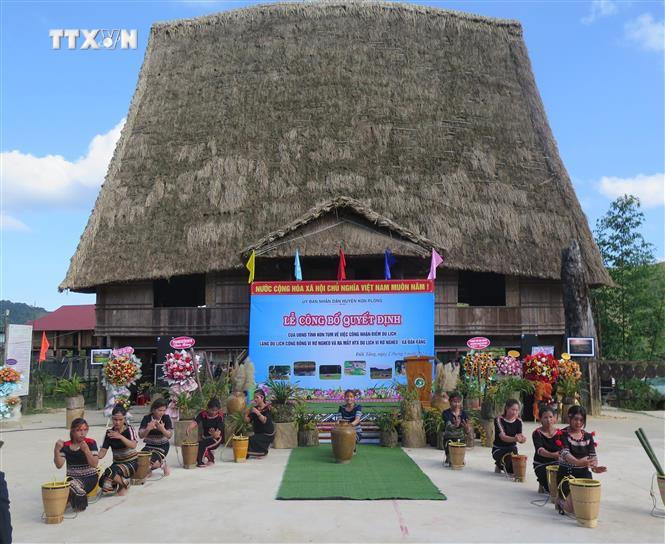 Nhà Rông ở làng du lịch cộng đồng Vi Rơ Ngheo, huyện Kon Plông (tỉnh Kon Tum). Ảnh: Dư Toán - TTXVN vna_potal_kon_tum_ra_mat_lang_du_lich_cong_dong_vi_ro_ngheo_6710403.jpg