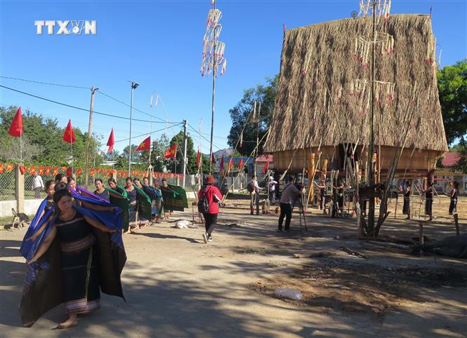 Dưới mái nhà Rông, những nét văn hóa đặc trưng của người Hà Lăng, làng Đăk Đe, xã Rờ Kơi, huyện Sa Thầy, tỉnh Kon Tum được tái hiện với điệu múa Chiêu. Ảnh: Dư Toán - TTXVN vna_potal_giu_nep_nha_rong_truyen_thong_7238798.jpg