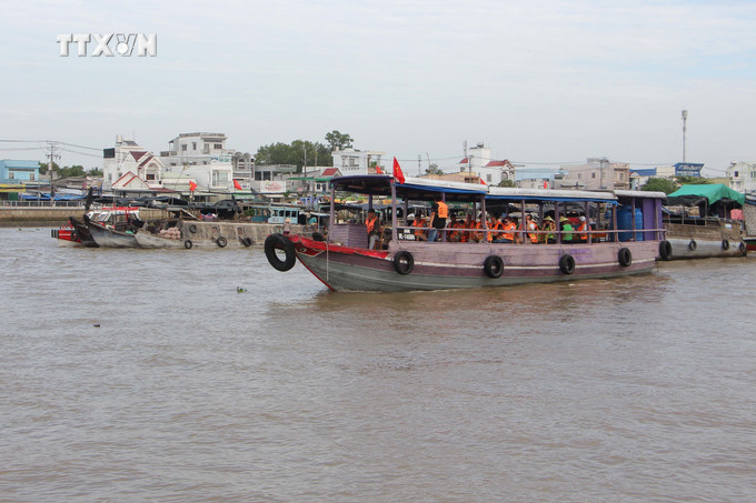 Khách du lịch tham quan Chợ nổi trong dịp Ngày hội Du lịch Văn hóa Chợ nổi Cái Răng thành phố Cần Thơ năm 2024. Ảnh: Trung Kiên - TTXVN vna_potal_ngay_hoi_du_lich_van_hoa_cho_noi_cai_rang_thanh_pho_can_tho_nam_2024_7731804.jpg
