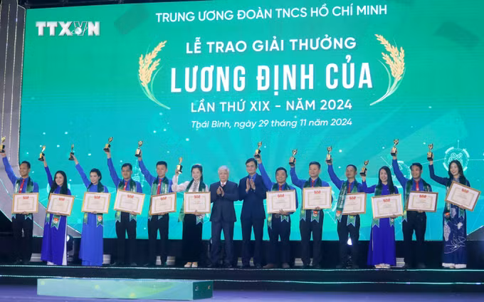 vna_potal_le_trao_giai_thuong_luong_dinh_cua_lan_thu_xix_nam_2024_7731216.jpg
