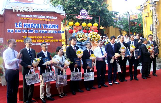 Lãnh đạo tỉnh Quảng nam và thành phố Hội An tặng quà cho các tập thể, cá nhân Nhật bản có thành tích xuất sắc trong trùng tu Chùa Cầu. Ảnh: Trịnh Bang Nhiệm - TTXVN vna_potal_thanh_pho_hoi_an_to_chuc_khanh_thanh_du_an_tu_bo_di_tich_chua_cau___7519864.jpg
