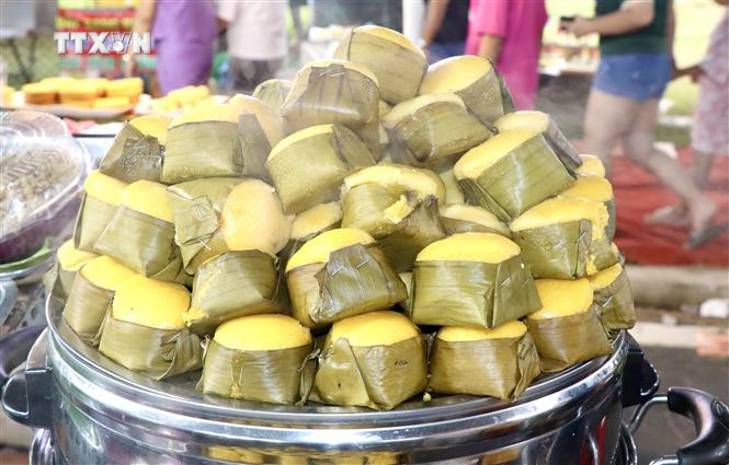Bánh bò thốt nốt đặc sản An Giang được bày bán tại ngày hội. Ảnh: Thanh Sang - TTXVN vna_potal_khai_mac_ngay_hoi_banh_dan_gian_nam_bo_-_an_giang_nam_2024_7519779.jpeg