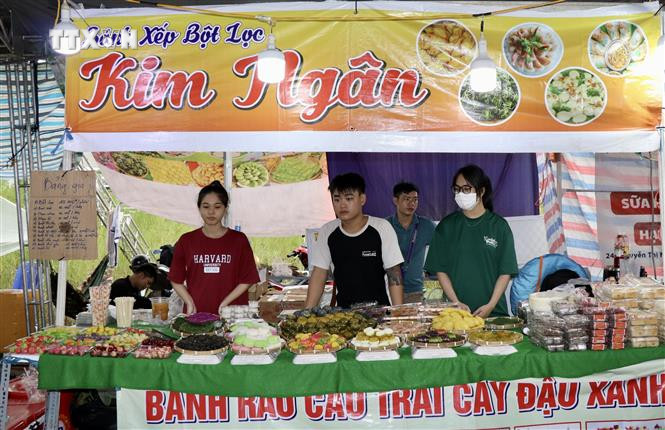 Gian hàng bánh dân gian Nam Bộ của một doanh nghiệp tham gia ngày hội. Ảnh: Thanh Sang - TTXVN vna_potal_khai_mac_ngay_hoi_banh_dan_gian_nam_bo_-_an_giang_nam_2024_7519780.jpeg