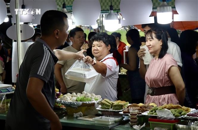 Người dân An Giang tham quan, thưởng thức các loại bánh dân gian Nam Bộ tại ngày hội. Ảnh: Thanh Sang - TTXVN vna_potal_khai_mac_ngay_hoi_banh_dan_gian_nam_bo_-_an_giang_nam_2024_7519787.jpeg
