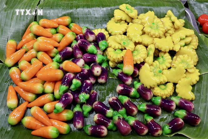 Bánh đậu xanh hình trái cây nhiều màu sắc bày bán tại ngày hội. Ảnh: Thanh Sang - TTXVN vna_potal_khai_mac_ngay_hoi_banh_dan_gian_nam_bo_-_an_giang_nam_2024_7519788.jpeg