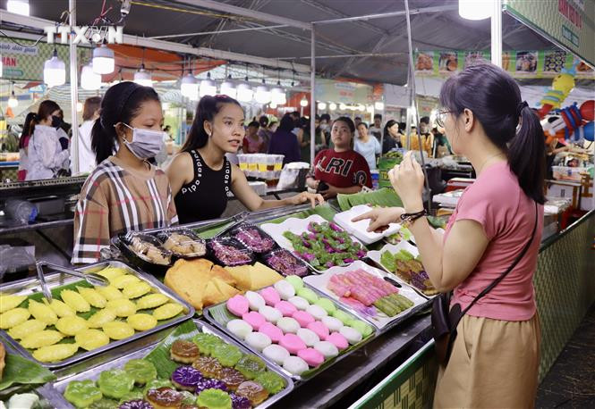 Người dân tham quan, thưởng thức các loại bánh dân gian Nam Bộ tại ngày hội. Ảnh: Thanh Sang - TTXVN vna_potal_khai_mac_ngay_hoi_banh_dan_gian_nam_bo_-_an_giang_nam_2024_7519786.jpeg