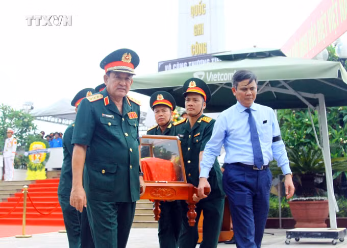 vna_potal_quang_binh_truy_dieu_va_an_tang_16_hai_cot_liet_sy_7391356.jpg