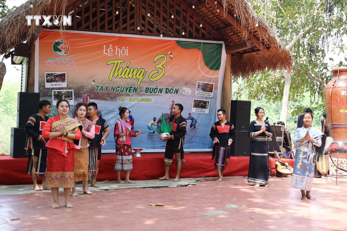 Tái hiện lễ cưới theo phong tục của dân tộc Lào tại “Lễ hội tháng 3 Tây Nguyên - Buôn Đôn”. Ảnh: Hoài Thu – TTXVN vna_potal_nhieu_hoat_dong_chao_mung_ky_niem_chien_thang_buon_ma_thuot_giai_phong_tinh_dak_lak_7264234.jpg
