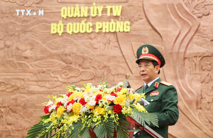 Đại tướng Phan Văn Giang, Ủy viên Bộ Chính trị, Phó Bí thư Quân ủy Trung ương, Bộ trưởng Bộ Quốc phòng. Ảnh: Tạ Toàn – TTXVN vna_potal_long_trong_khanh_thanh_buc_phu_dieu_“bac_ho_noi_chuyen_voi_can_bo_chien_sy_dai_doan_quan_tien_phong”_tai_den_hung_7312081.jpg