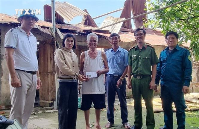 Đại diện chính quyền địa phương thăm hỏi, hỗ trợ gia đình bị ảnh hưởng do lốc xoáy. Ảnh: TTXVN phát vna_potal_binh_phuoc_khan_truong_khac_phuc_ho_tro_nguoi_dan_bi_anh_huong_do_giong_loc_7433299.jpg