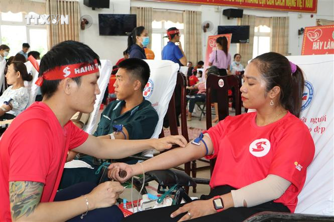 Người dân tham gia hiến máu. Ảnh: Đinh Hương - TTXVN vna_potal_quang_ngai_ton_vinh_nguoi_hien_mau_tieu_bieu_nam_2024_7433269.jpg