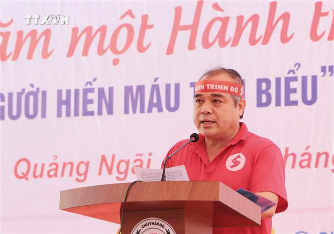 Phó Chủ tịch Thường trực UBND tỉnh Quảng Ngãi Trần Hoàng Tuấn phát biểu tại Chương trình. Ảnh: Đinh Hương - TTXVN vna_potal_quang_ngai_ton_vinh_nguoi_hien_mau_tieu_bieu_nam_2024_7433274.jpg