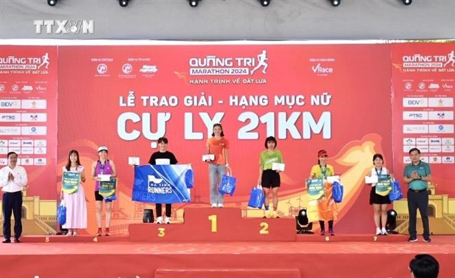 Trao giải cho các vận động viên có thành tích cao nhất ở cự ly 21km dành cho nữ. Ảnh: Nguyên Linh-TTVXN vna_potal_be_mac_giai_chay_“quang_tri_marathon_2024_-_hanh_trinh_ve_dat_lua”_7433135.jpg