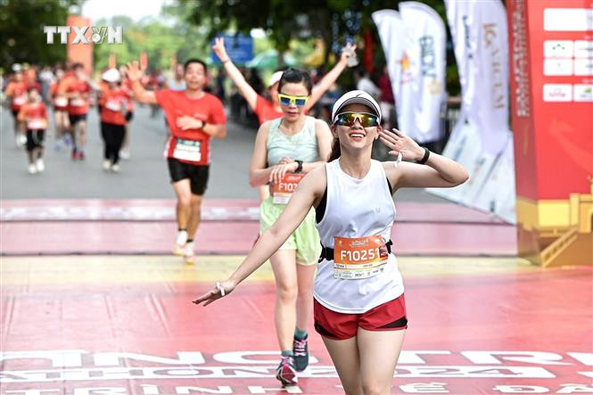 Vận động viên về đích Giải chạy “Quảng Trị Marathon 2024 - Hành trình về đất lửa”. Ảnh: Nguyên Linh-TTVXN vna_potal_be_mac_giai_chay_“quang_tri_marathon_2024_-_hanh_trinh_ve_dat_lua”_7433146.jpg