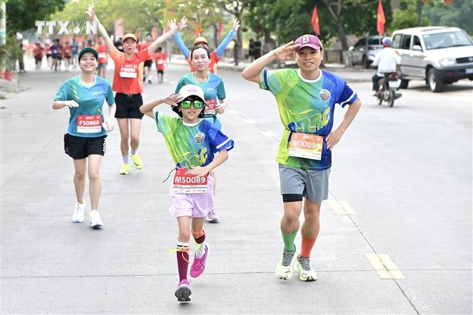 Vận động viên tham gia Giải chạy “Quảng Trị Marathon 2024 - Hành trình về đất lửa”. Ảnh: Nguyên Linh-TTVXN vna_potal_be_mac_giai_chay_“quang_tri_marathon_2024_-_hanh_trinh_ve_dat_lua”_7433147.jpg