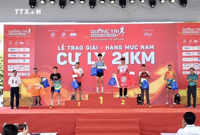 Trao giải cho các vận động viên có thành tích cao nhất ở cự ly 21km dành cho nam. Ảnh: Nguyên Linh-TTVXN vna_potal_be_mac_giai_chay_“quang_tri_marathon_2024_-_hanh_trinh_ve_dat_lua”_7433148.jpg