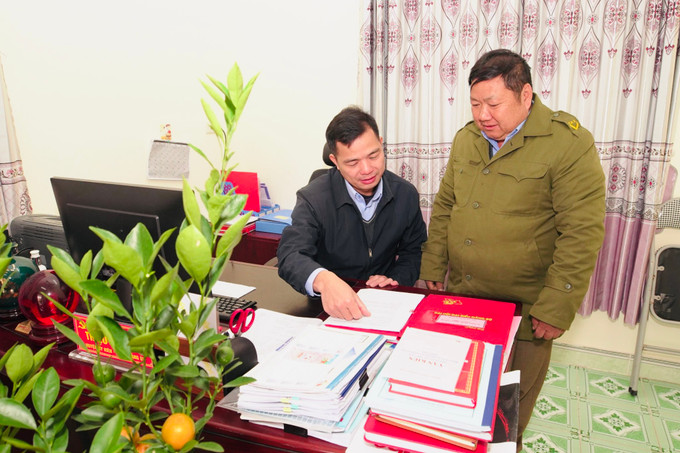 Ông Dương Văn Sình trao đổi và tiếp nhận các chỉ đạo từ xã để thực hiện tốt nhiệm vụ của mình tại xóm, giúp xóm làng đoàn kết, bình yên. Ảnh: Hương Hiền z5182685571462_bed5480067aff0c92697c06c3c36abe2.jpg