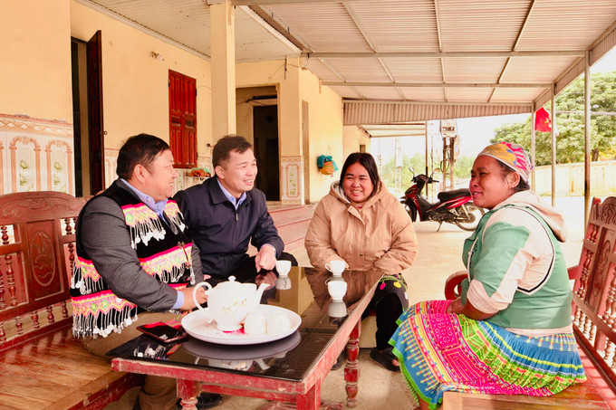 Ông Dương Văn Sình luôn sát cánh cùng cán bộ xã để vận động bà con người Mông xóa bỏ những hủ tục lạc hậu, thực hiện tốt chủ trương của Đảng, chính sách pháp luật của nhà nước để phát triển quê hương. Ảnh: Hương Hiền z5182709202104_e0a1cd685e83ddbd8f01cd1b8b6ca0b5.jpg