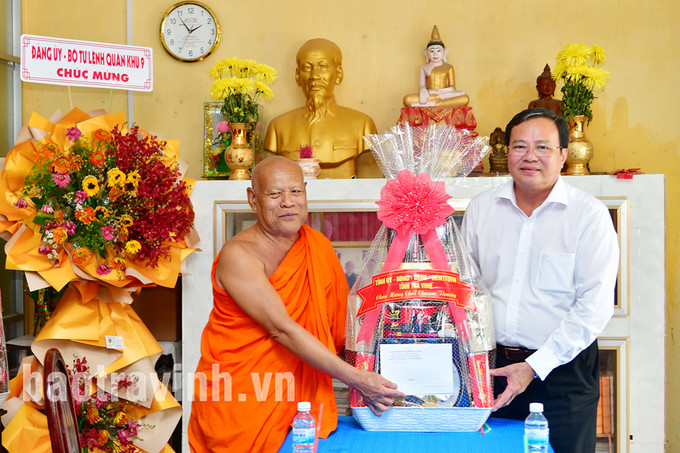 Chủ tịch UBND tỉnh Trà Vinh Lê Văn Hẳn tặng quà nhân dịp Tết Chôl Chnăm Thmây tới Thượng tọa Thạch Út, Chủ tịch Hội Đoàn kết sư sãi yêu nước huyện Tiểu Cần. Nguồn ảnh: baotravinh.vn 174456HBT_8371.jpg