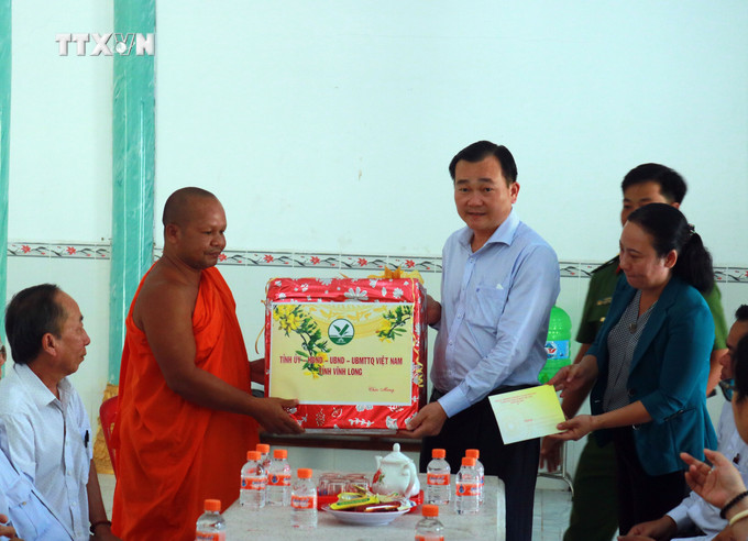 Phó Chủ tịch Thường trực HĐND tỉnh Vĩnh Long Nguyễn Minh Dũng chúc Tết, tặng quà tại chùa Cần Thay (xã Tân Mỹ, huyện Trà Ôn). Ảnh: Phạm Minh Tuấn - TTXVN vna_potal_vinh_long_hop_mat_chuc_mung_tet_chol_chnam_thmay_7319990.jpg