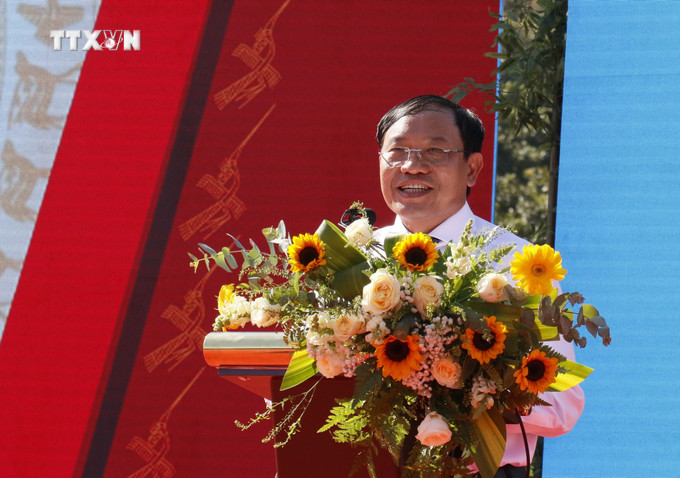Chủ tịch UBND huyện Bù Đăng (Bình Phước) Vũ Văn Mười phát biểu khai mạc Lễ hội “Vang mãi tiếng chày trên sóc Bom Bo”. Ảnh: Nhật Bình - TTXVN vna_potal_binh_phuoc_vang_mai_tieng_chay_tren_soc_bom_bo_7695163.jpg