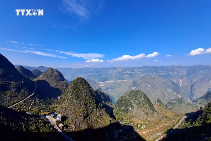 vna_potal_kham_pha_net_dep_tren_cao_nguyen_da_dong_van_ha_giang_mua_du_lich_7695520 (1).jpg