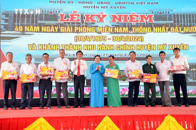 Lãnh đạo Tỉnh ủy Sóc Trăng trao tặng quà gia đình chính sách tại huyện Mỹ Xuyên. Ảnh: Trung Hiếu - TTXVN vna_potal_soc_trang_ky_niem_ngay_gpmn_va_khanh_thanh_tru_so_khu_hanh_chinh_moi_huyen_my_xuyen_7347374.jpg