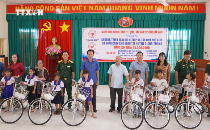 Chương trình tặng 50 xe đạp cho học sinh có hoàn cảnh khó khăn ở xã Phú Lợi, huyện biên giới Giang Thành (Kiên Giang). Ảnh: Văn Sĩ - TTXVN vna_potal_trien_khai_chuong_trinh_tet_quan_-_dan_tai_xa_vung_bien_phu_loi_kien_giang_7634583.jpg