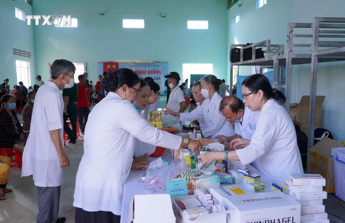 Các y, bác sĩ khám bệnh, cấp phát thuốc miễn phí cho hộ nghèo, gia đình chính sách có hoàn cảnh khó khăn ở xã Phú Lợi, huyện biên giới Giang Thành (Kiên Giang). Ảnh: Văn Sĩ - TTXVN vna_potal_kien_giang_trien_khai_chuong_trinh_tet_quan-dan_tai_xa_vung_bien_phu_loi_7634581.jpg
