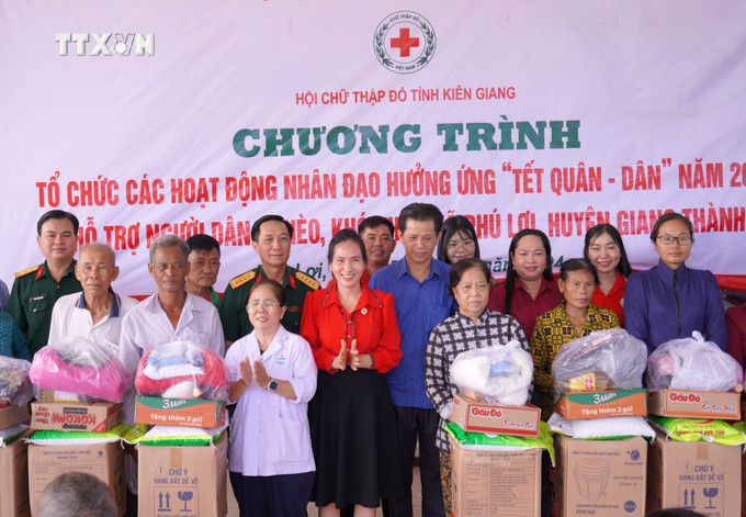 Chương trình tặng 1.000 suất quà cho gia đình có hoàn cảnh khó khăn ở xã Phú Lợi, huyện biên giới Giang Thành (Kiên Giang). Ảnh: Văn Sĩ - TTXVN vna_potal_kien_giang_trien_khai_chuong_trinh_tet_quan-dan_tai_xa_vung_bien_phu_loi_7634582.jpg