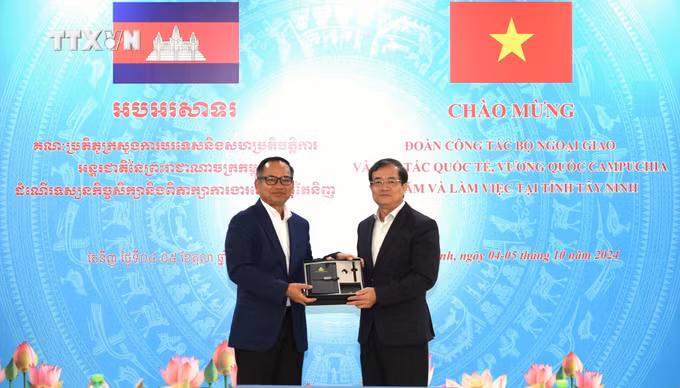 vna_potal_tay_ninh_thuc_day_ket_noi_dau_tu_va_hop_tac_toan_dien_voi_tinh_giap_bien_campuchia_7633598.jpg