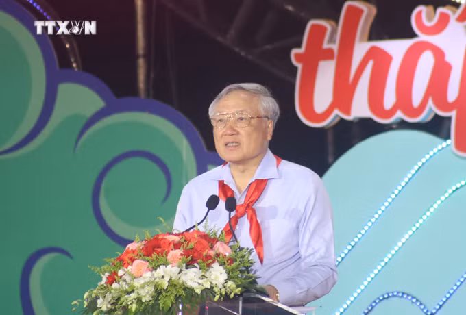 vna_potal_chuong_trinh_dem_hoi_trang_ram_“long_den_thap_sang_uoc_mo”_7596251.jpg