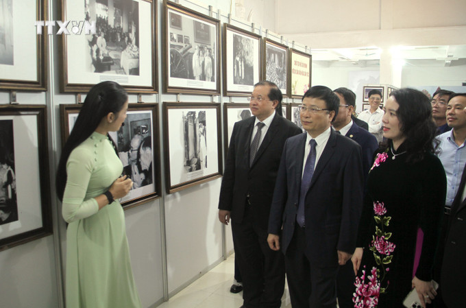Các đại biểu tham quan không gian trưng bày chuyên đề “Đặc trưng Di sản văn hóa các dân tộc Việt Nam" . Ảnh: Văn Tý - TTXVN vna_potal_khai_mac_trien_lam_“sac_mau_di_san_van_hoa_thien_nhien_va_san_pham_thu_cong_truyen_thong_viet_nam_7720046.jpg