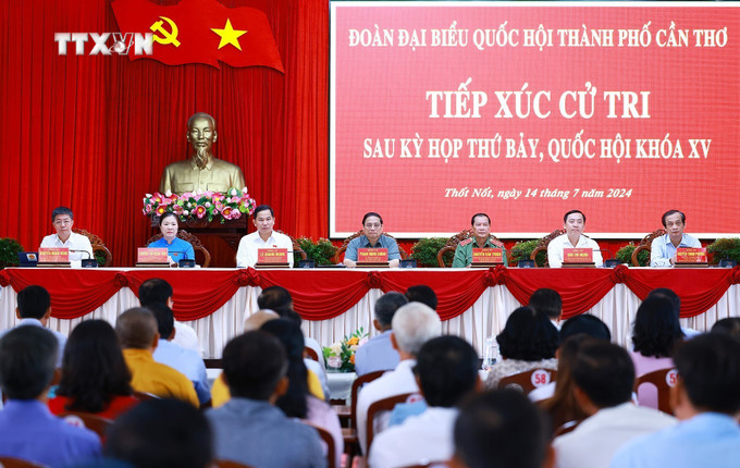 Thủ tướng Chính phủ Phạm Minh Chính và Đoàn đại biểu Quốc hội thành phố Cần Thơ tiếp xúc cử tri quận Thốt Nốt, thành phố Cần Thơ. Ảnh: Dương Giang - TTXVN vna_potal_thu_tuong_pham_minh_chinh_tiep_xuc_cu_tri_quan_thot_not_thanh_pho_can_tho_7481374.jpg