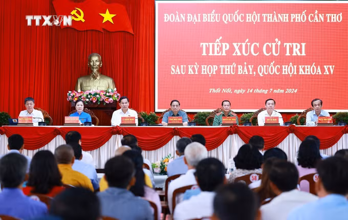 vna_potal_thu_tuong_pham_minh_chinh_tiep_xuc_cu_tri_quan_thot_not_thanh_pho_can_tho_7481374.jpg