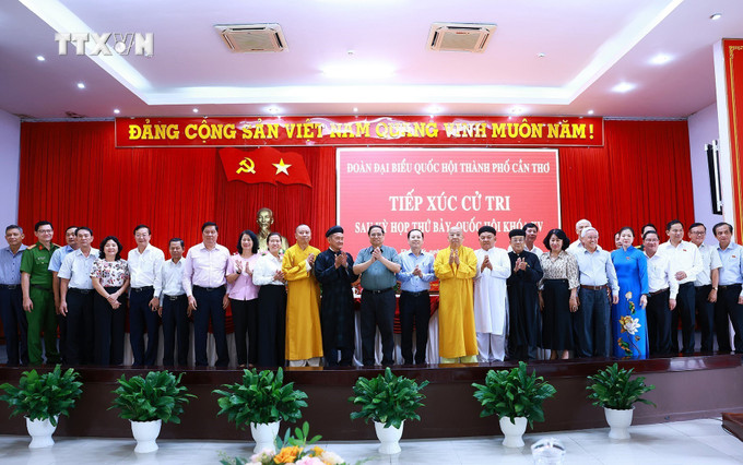 Thủ tướng Chính phủ Phạm Minh Chính với cử tri quận Thốt Nốt, thành phố Cần Thơ. Ảnh: Dương Giang - TTXVN vna_potal_thu_tuong_pham_minh_chinh_tiep_xuc_cu_tri_quan_thot_not_thanh_pho_can_tho_7481565.jpg