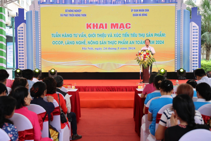 Quang cảnh buổi lễ khai mạc Tuần hàng tư vấn, giới thiệu và xúc tiến tiêu thụ sản phẩm OCOP, làng nghề, nông sản thực phẩm an toàn năm 2024. 086A9426.JPG