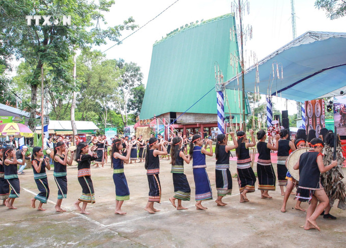 Cộng đồng người dân tộc thiểu số thành phố Kon Tum (Kon Tum) trình diễn văn nghệ tại Ngày hội. Ảnh: Khoa Chương - TTXVN vna_potal_thuc_day_quang_ba_hinh_anh_du_lich_kon_tum_7519253.jpg