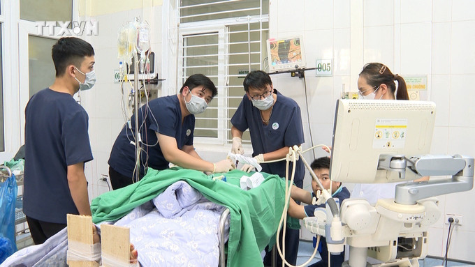 Một nạn nhân trong vụ tai nạn lao động đang được cấp cứu tại Bệnh viên đa khoa tỉnh Lào Cai. Ảnh: TTXVN phát vna_potal_tham_hoi_ho_tro_cac_nan_nhan_trong_vu_tai_nan_lao_dong_tai_lao_cai_7518517.jpeg