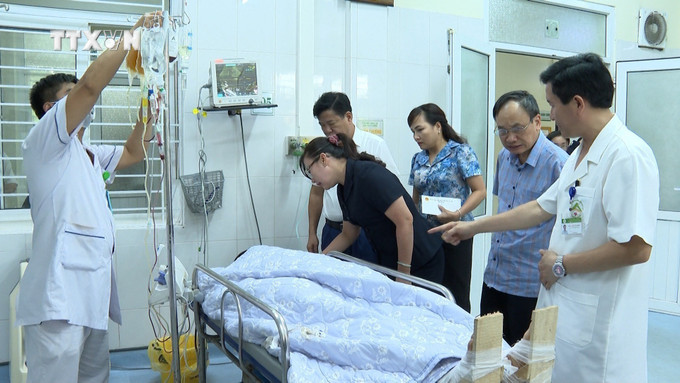 Phó Chủ tich UBND tỉnh Lào Cai Giàng Thị Dung thăm hỏi nạn nhân trong vụ tai nạn lao động đang được điều trị tại Bệnh viện đa khoa tỉnh Lào Cai. Ảnh: TTXVN phát vna_potal_tham_hoi_ho_tro_cac_nan_nhan_trong_vu_tai_nan_lao_dong_tai_lao_cai_7518527.jpeg