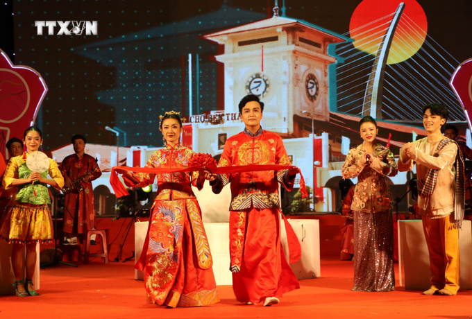 Trang phục cưới truyền thống của người Hoa. Ảnh: Đinh Hương - TTXVN vna_potal_hoi_thi_dien_xuong_dan_gian_van_hoa_cac_dan_toc_nam_2024_7519194.jpg
