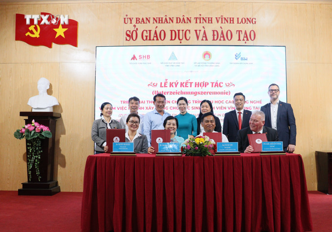 Các đại biểu thực hiện nghi thức ký kết hợp tác. Ảnh: Lê Thúy Hằng - TTXVN vna_potal_vinh_long_hop_tac_ket_noi_dua_nhan_luc_tre_du_hoc_nghe_7262164.jpg
