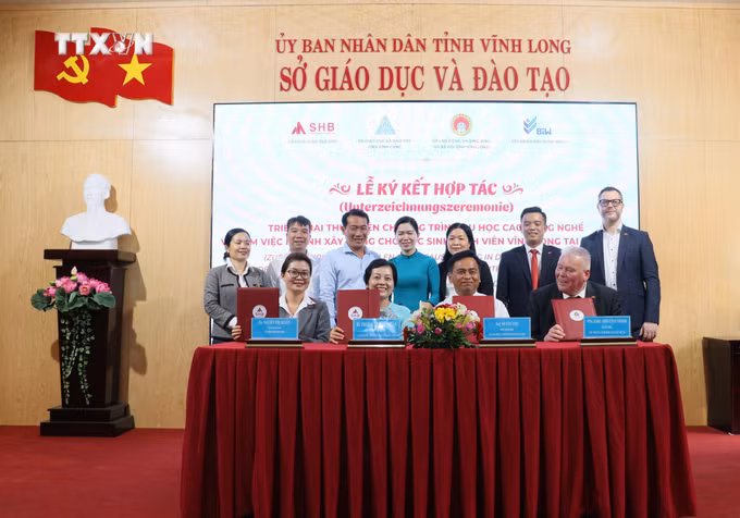 vna_potal_vinh_long_hop_tac_ket_noi_dua_nhan_luc_tre_du_hoc_nghe_7262164.jpg