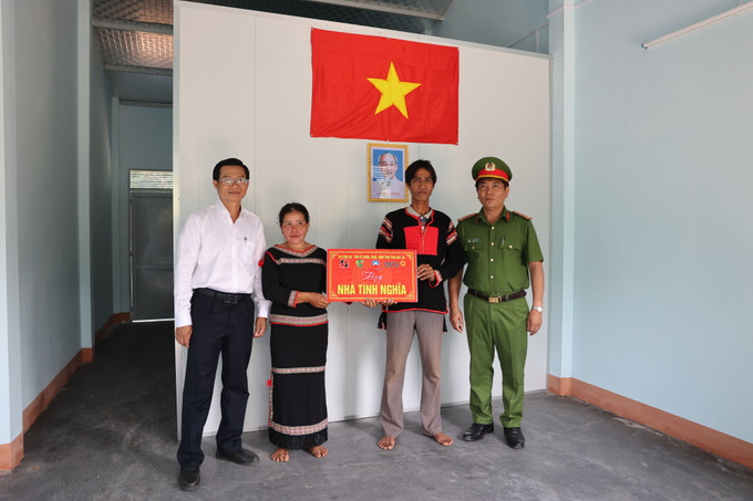 Trao tặng nhà mới cho gia đình anh Y Chông Bkrông ở buôn Ja, xã Hòa Sơn, huyện Krông Bông (Đắk Lắk) trong chương trình 1.200 căn nhà. Ảnh: Hoài Thu – TTXVN a2.JPG