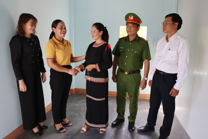Bên cạnh việc bàn giao nhà mới, cấp ủy, chính quyền, các ban, ngành còn động viên người dân vươn lên trong cuộc sống, phát triển kinh tế gia đình. Ảnh: Hoài Thu – TTXVN a5.JPG